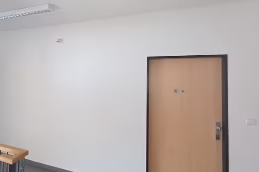 Výmalba chodby u dveří SVJ Zlín Zelinova