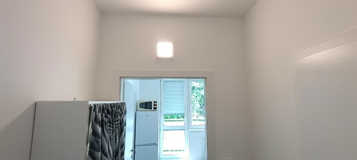 Chodba a kuchyňský kout po výmalbě – Zlín