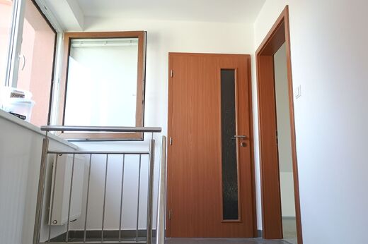 Výmalba chodby u schodiště v bytě v Míškovicích