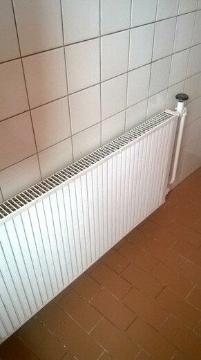Nátěr deskového radiátoru v koupelně Želechovice