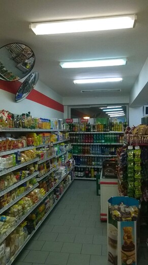 Hlavní ulička prodejny po dokončení výmalby v Luhačovicích