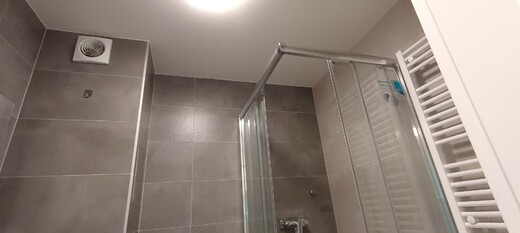 Koupelna po výmalbě stropu bytu 1+1 na třídě Tomáše Bati ve Zlíně