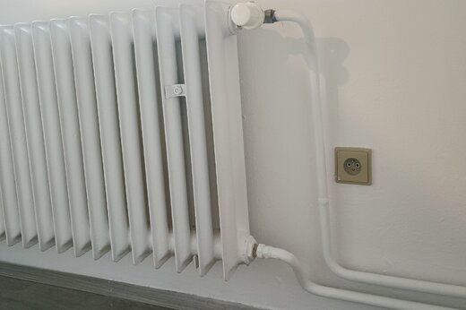 Nátěr radiátoru a trubek v dětském pokoji | Pozlovice