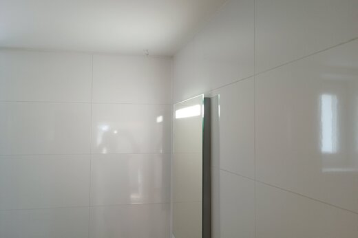 Výmalba koupelny s bílými obklady | Malířské práce Zlín