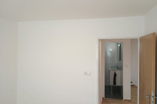 Výmalba pokoje s pohledem do koupelny v rodinném domě Hvozdná