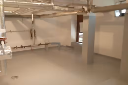Nátěr podlahy a stěn po renovaci | SVJ Mokrá I