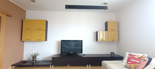 Opravená stěna a výmalba obývacího pokoje – byt 2+kk Zlín Podlesí