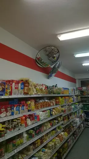 Pohled do uličky prodejny po dokončení výmalby v Luhačovicích