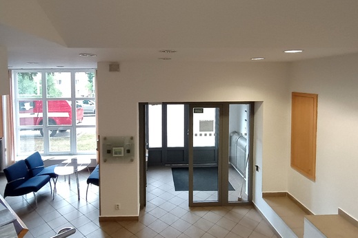 Pohled na vstup do budovy HZS Zlínského kraje po výmalbě ve Zlíně