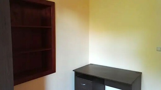 Pokoj s pracovním koutem po výmalbě – ubytovna Zlín