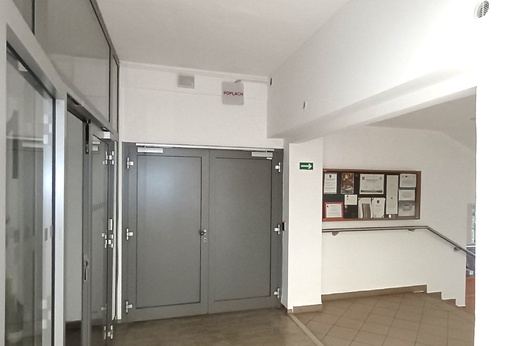 Přízemí u recepce administrativní budovy HZS Zlínského kraje ve Zlíně po výmalbě
