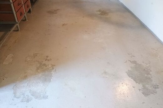 Původní podlaha garáže před renovací ve Slavičíně