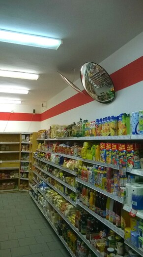 Regály s nápoji po výmalbě prodejny v Luhačovicích