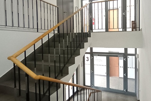 Schodiště mezipatro administrativní budovy HZS Zlínského kraje ve Zlíně po výmalbě