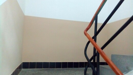 Schodiště s madlem po výmalbě rodinného domu Zlín Nivy
