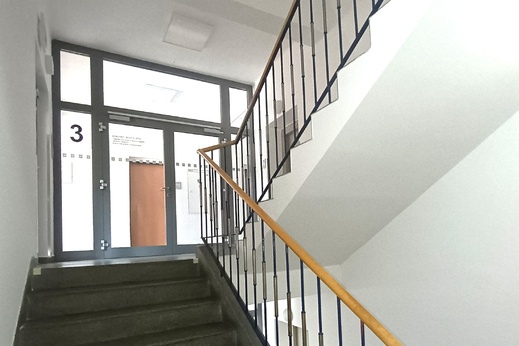 Schodiště třetího patra administrativní budovy HZS Zlínského kraje ve Zlíně po výmalbě
