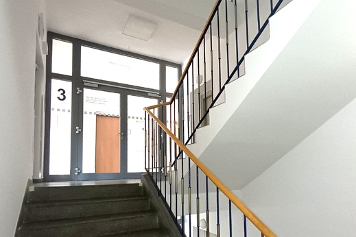 Schodiště administrativní budovy HZS Zlínského kraje ve Zlíně po výmalbě