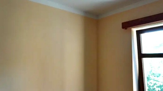 Světlé stěny pokoje po malířských pracích ve Zlíně