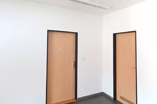 Výmalba chodby mezi dveřmi SVJ Zlín Zelinova