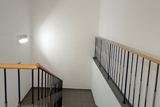 Vrchní patro schodiště HZS Zlínského kraje po výmalbě