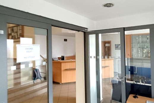 Vstup k recepci administrativní budovy HZS Zlínského kraje ve Zlíně po výmalbě