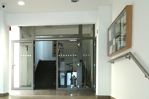 Vstup z recepce do administrativní budovy HZS Zlínského kraje po výmalbě