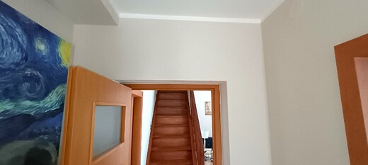Vstupní chodba po výmalbě rodinného domu Zlín – Nad Ovčírnou